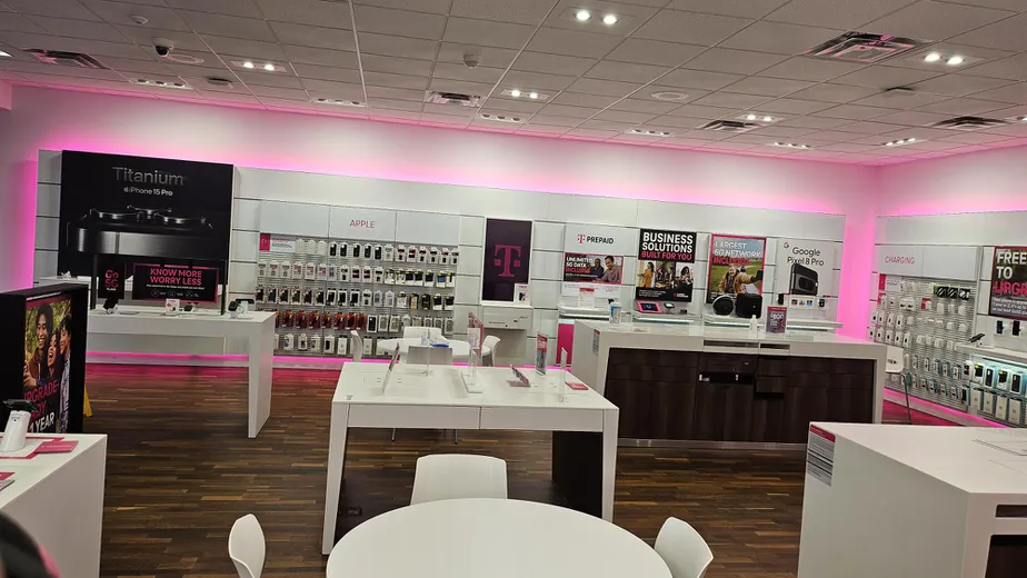 Foto del interior de la tienda T-Mobile en N Mcdowell Blvd & E Madison, Petaluma, CA