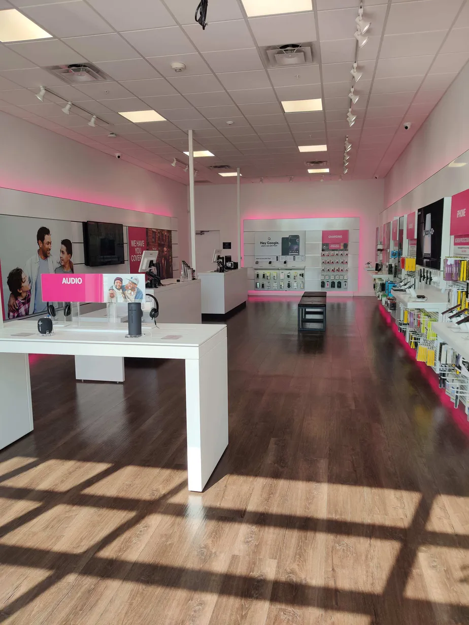 Foto del interior de la tienda T-Mobile en N Prospect Ave & Interstate Dr, Champaign, IL