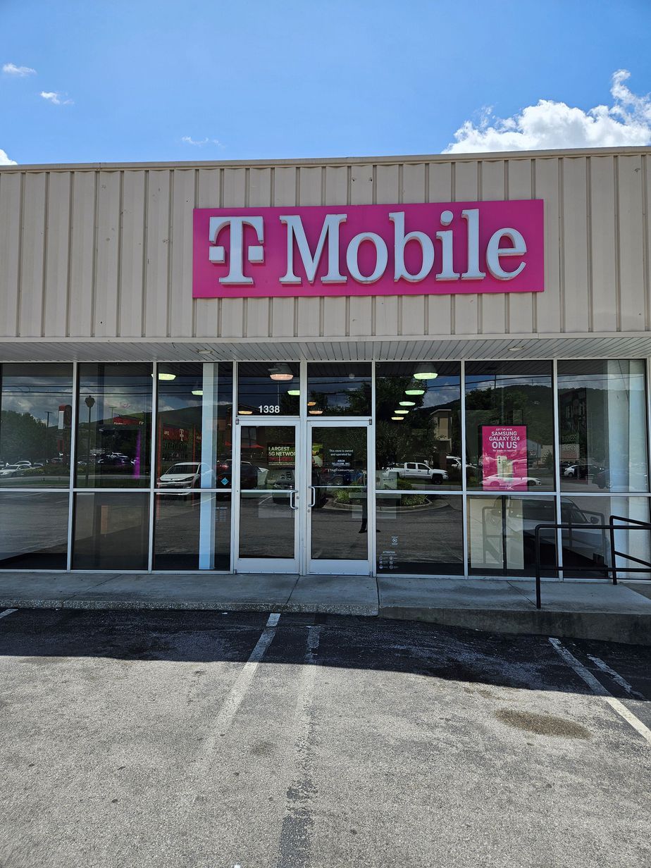 Exterior photo of T-Mobile Store at W Main St & Mill Ln, Salem, VA