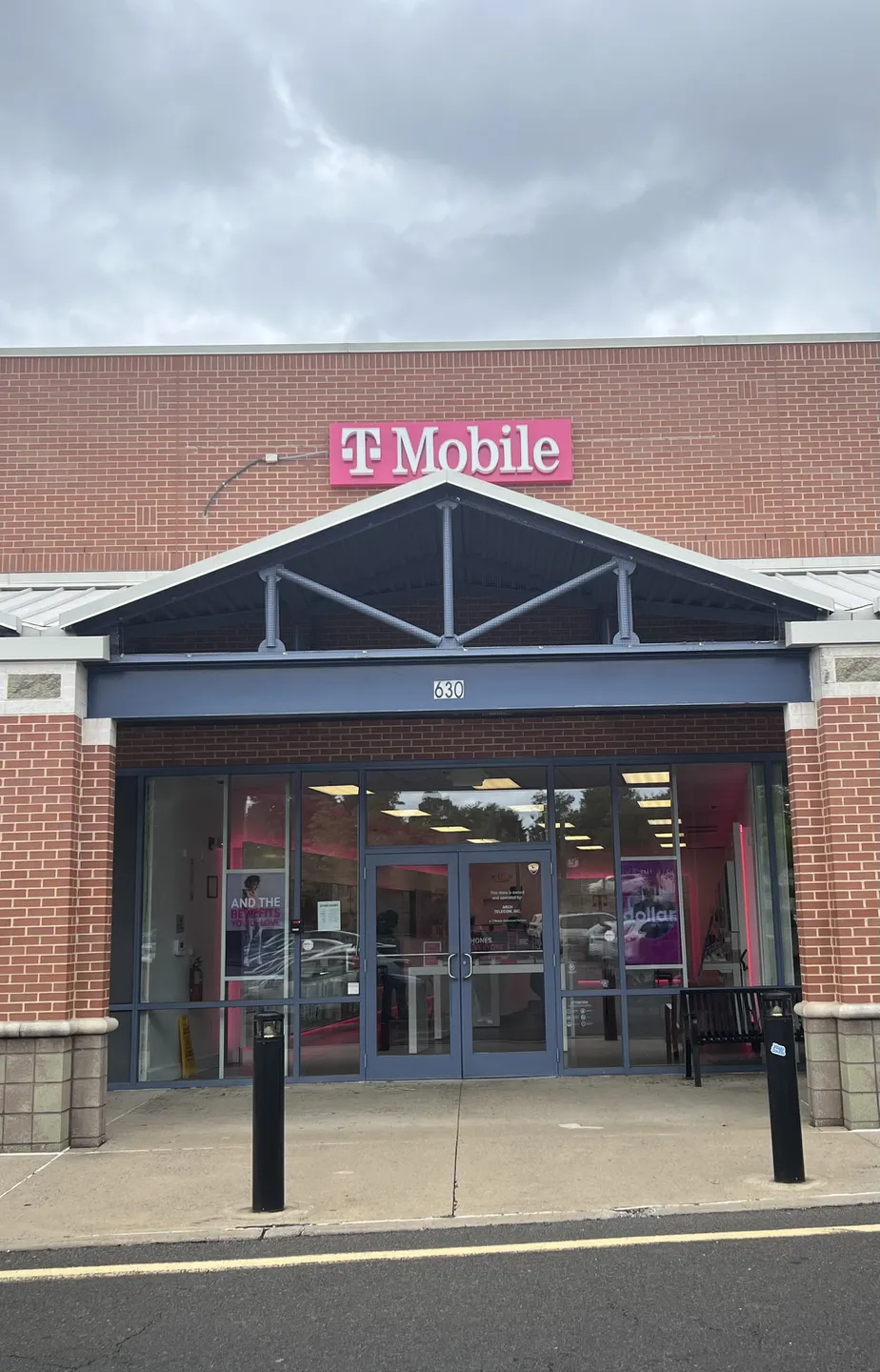  Exterior photo of T-Mobile Store at Nassau Park Blvd & Quaker Rd, Princeton, NJ 