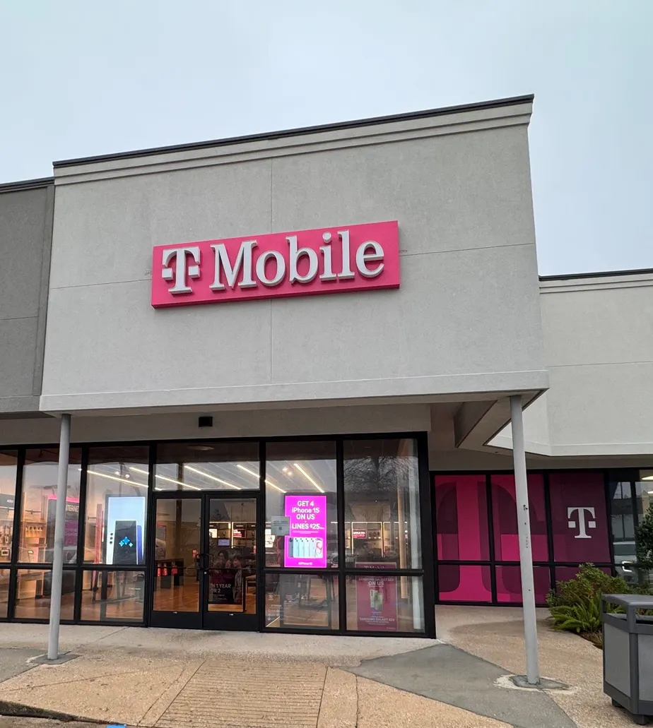  Exterior photo of T-Mobile Store at Elmwood, Harahan, LA 