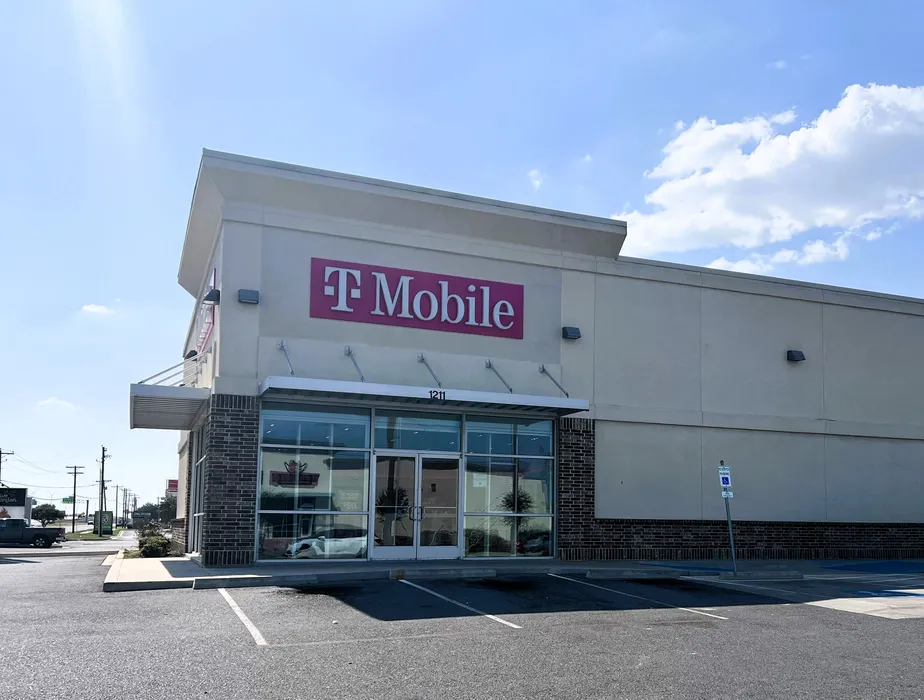 Exterior photo of T-Mobile Store at Bridge & I-2, Weslaco, TX