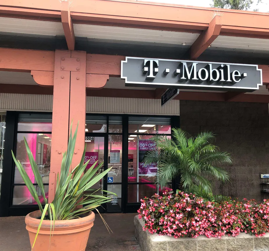 Foto del exterior de la tienda T-Mobile en Casitas Pass Rd & Carpinteria Ave, Carpinteria, CA