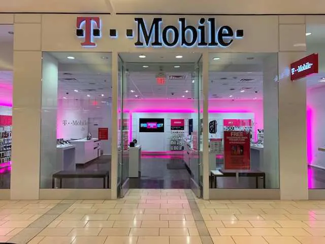 Foto del exterior de la tienda T-Mobile en Trumbull Mall 5, Trumbull, CT