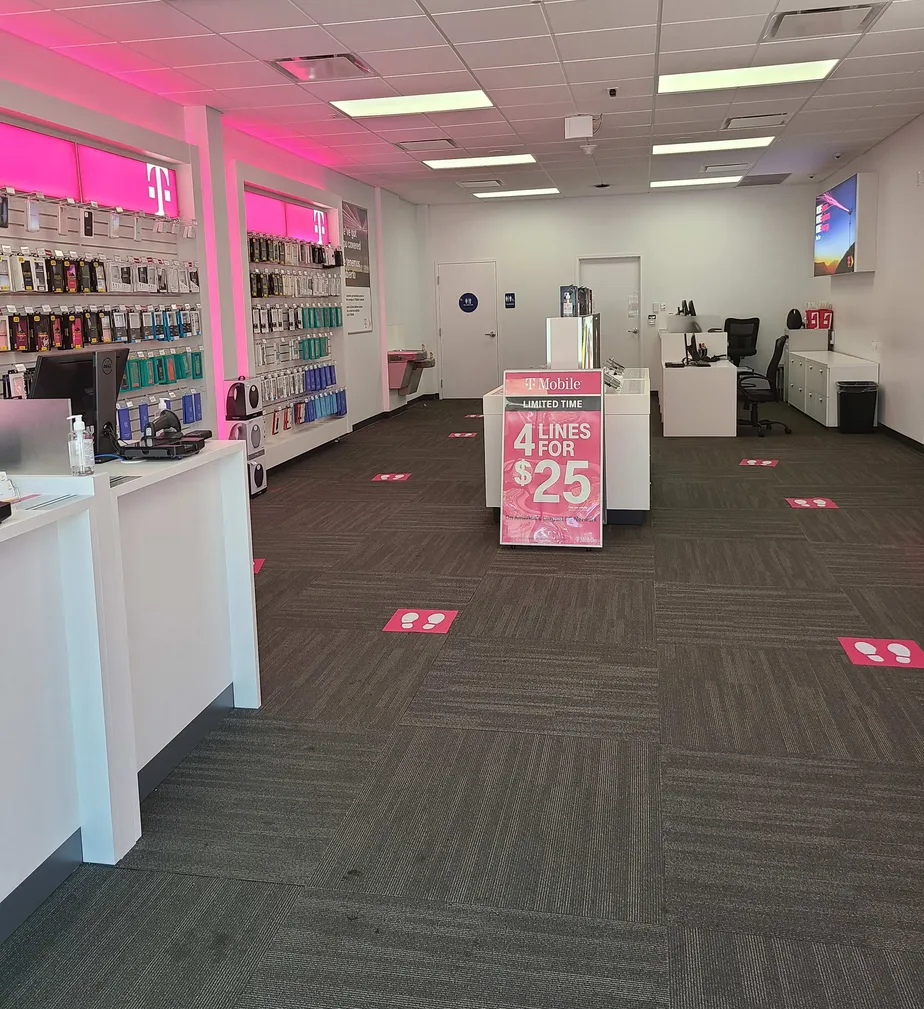 Foto del interior de la tienda T-Mobile en Pearl Rd & Lunn Rd, Strongsville, OH