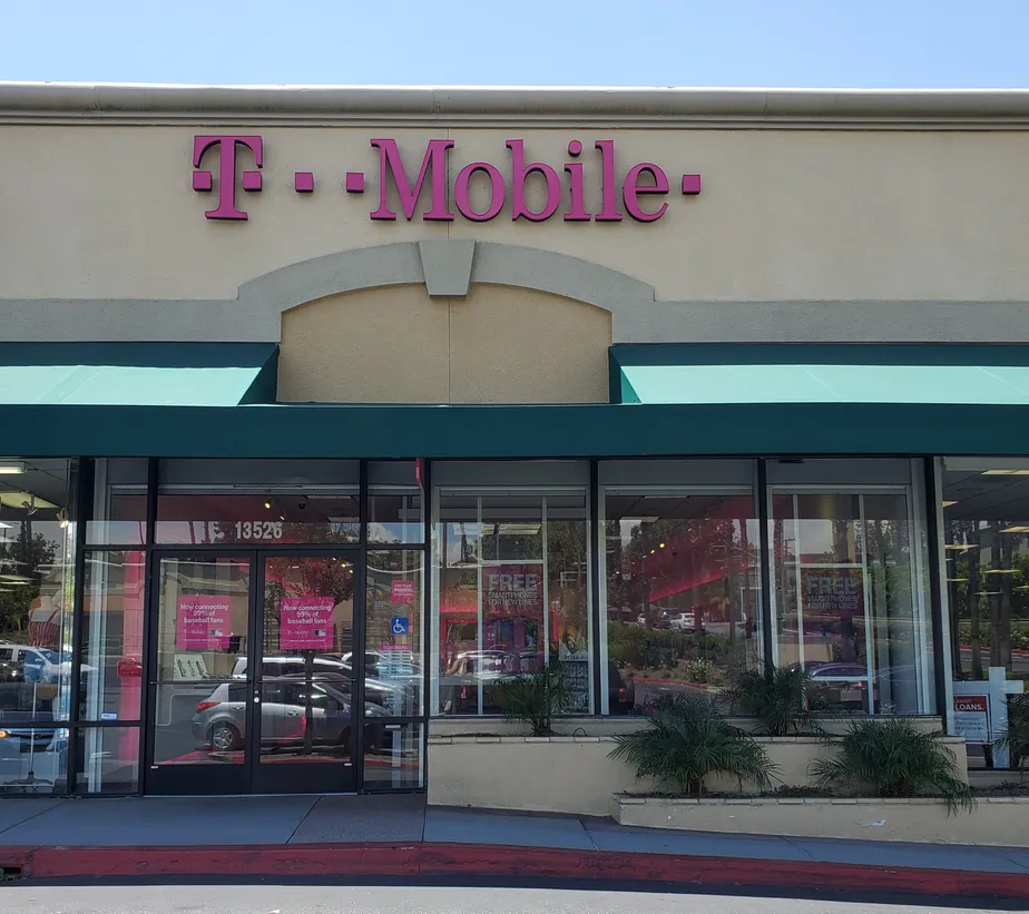 Foto del exterior de la tienda T-Mobile en Whittier & Painter, Whittier, CA
