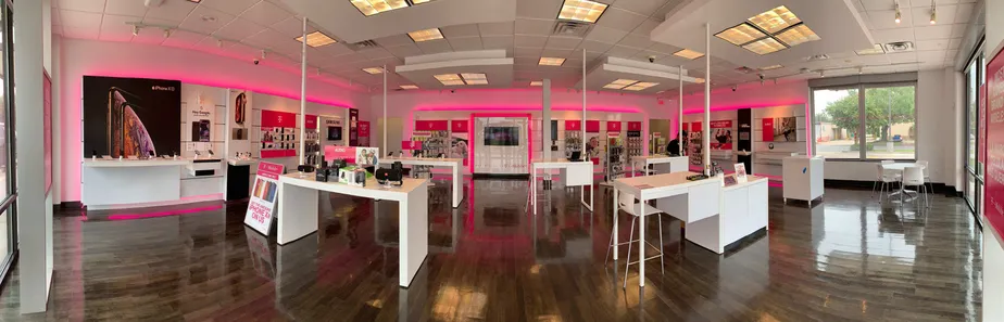 Foto del interior de la tienda T-Mobile en Johnston St & Ambassador Caffery, Lafayette, LA