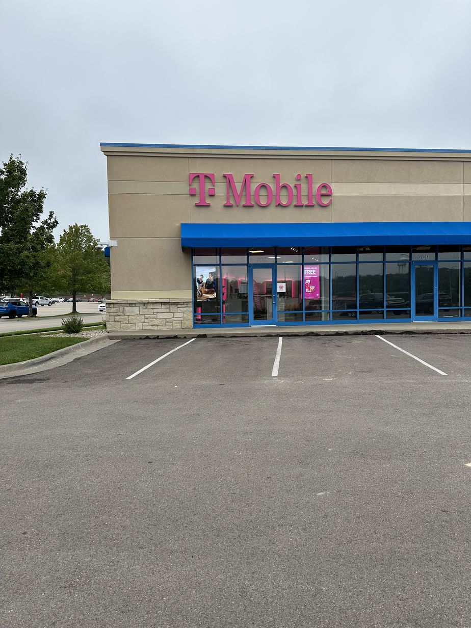  Exterior photo of T-Mobile Store at Commons Pl & Southwind Rd, Manhattan, KS 