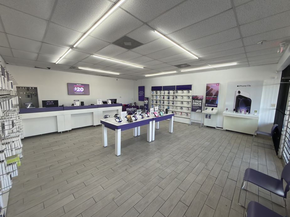 Metro by T-Mobile 7428 W Military Dr - 7428 W Military Dr 