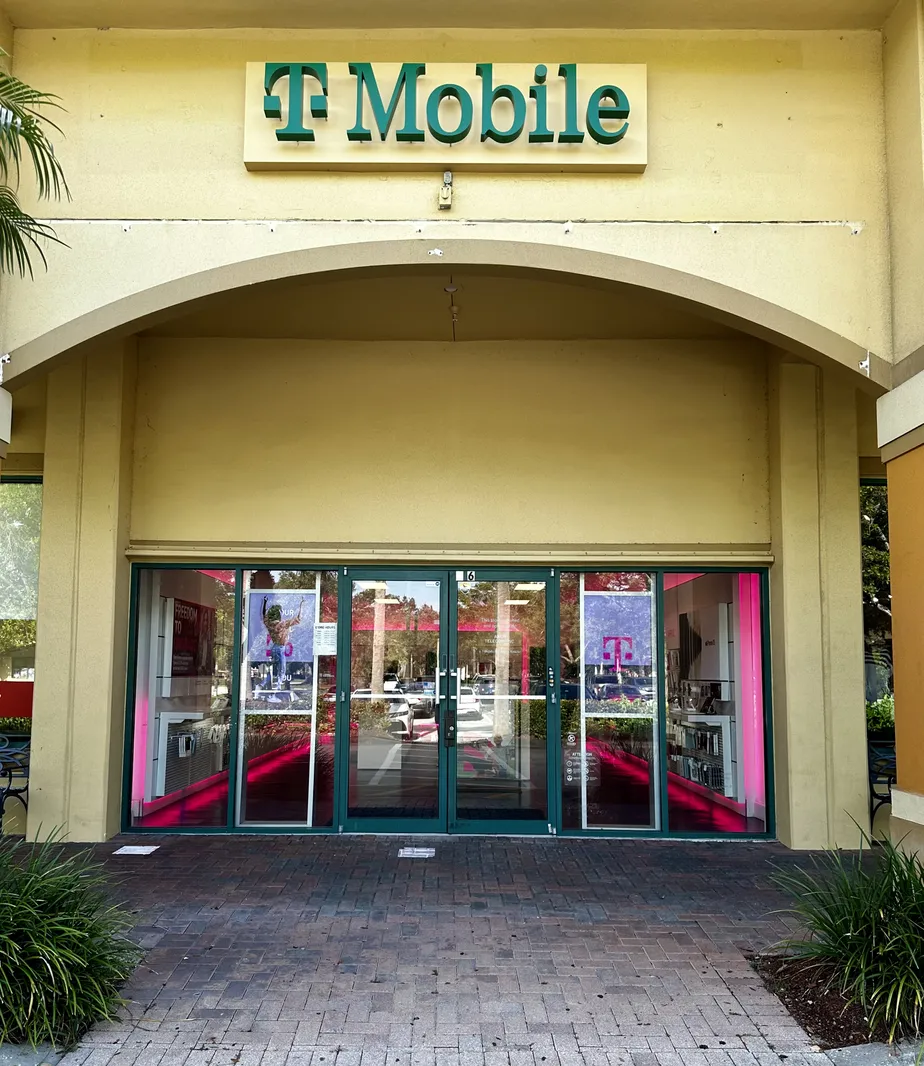  Exterior photo of T-Mobile Store at W Boynton Beach Blvd & Hagen Ranch, Boynton Beach, FL 