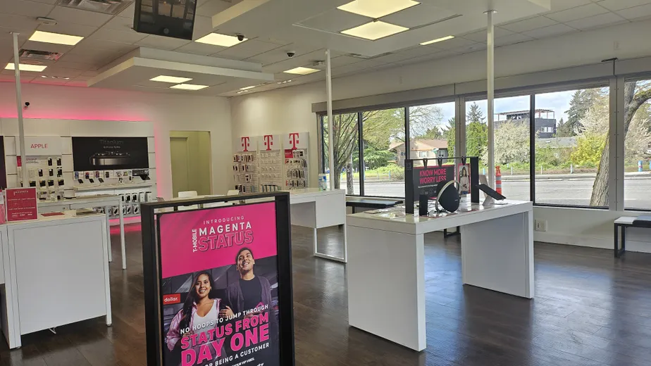 Foto del interior de la tienda T-Mobile en 39th and Powell, Portland, OR