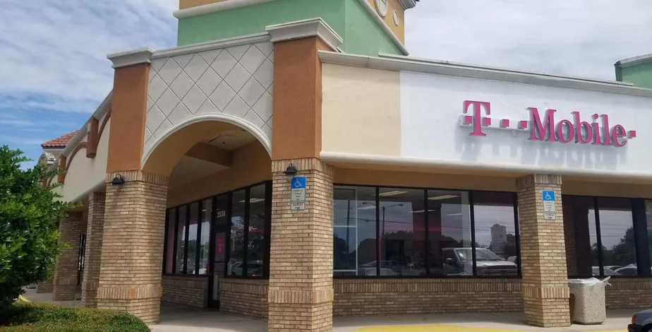 Exterior photo of T-Mobile store at Simpson Rd & Buenaventura Blvd, Kissimmee, FL