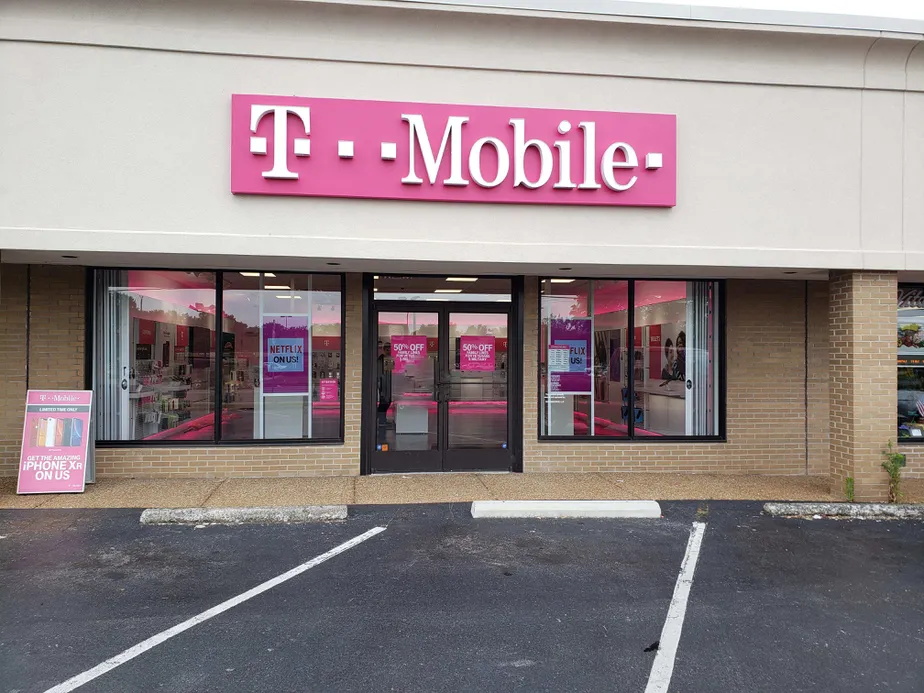 Exterior photo of T-Mobile store at Memorial Blvd & Mooreland Dr, Springfield, TN