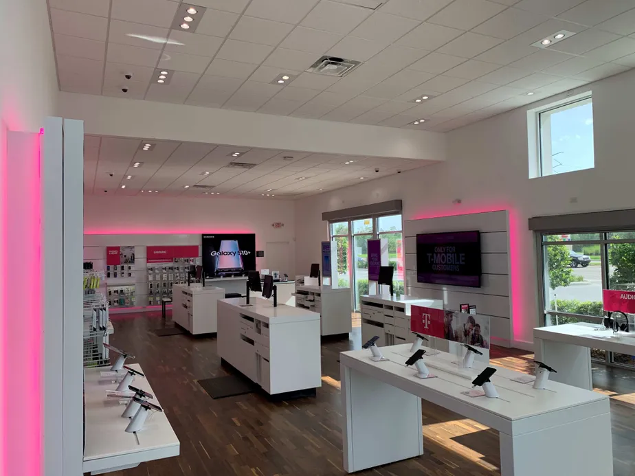 Foto del interior de la tienda T-Mobile en E Colonial Dr & Avalon Park S Blvd, Orlando, FL