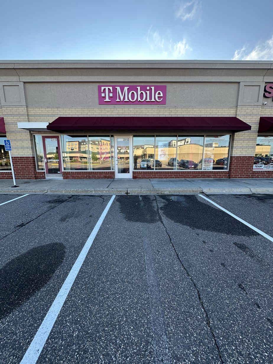Exterior photo of T-Mobile Store at Highland Park, Saint Paul, MN