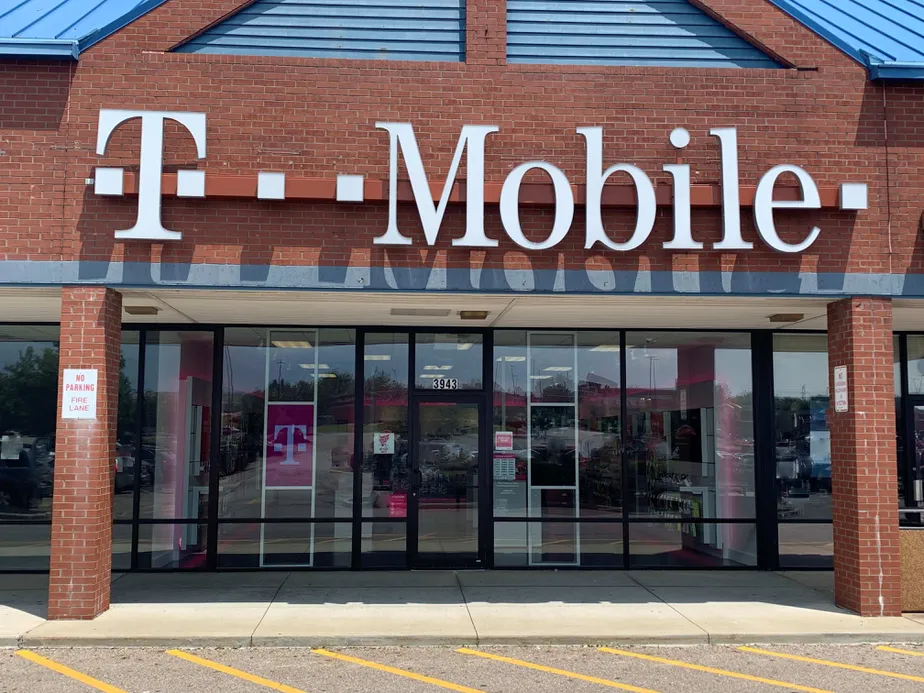 Foto del exterior de la tienda T-Mobile en Burbank Rd & E Miltown Rd, Wooster, OH