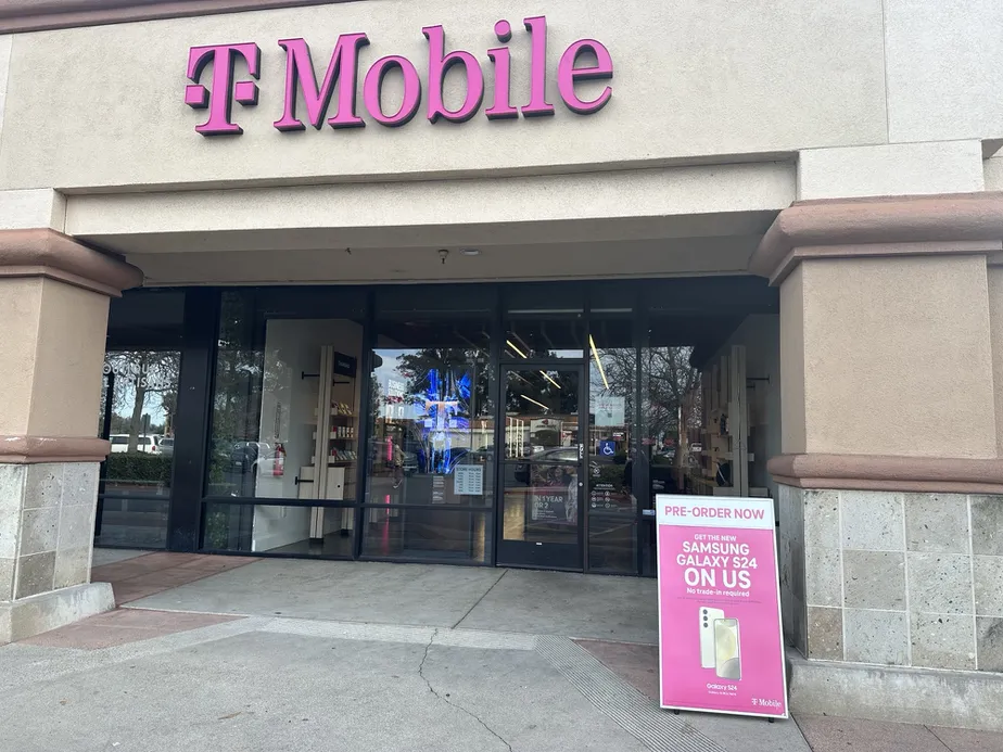 Foto del exterior de la tienda T-Mobile en N H St & Chaplin Cir, Lompoc, CA