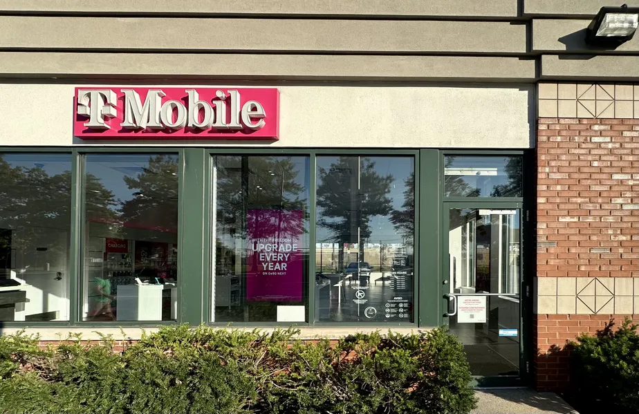 Exterior photo of T-Mobile Store at Lynnway & Shepard, Lynn, MA