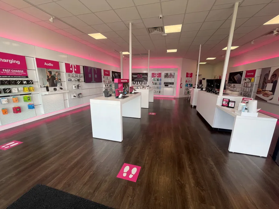  Interior photo of T-Mobile Store at Lincoln Ave & Yakima Ave, Jerome, ID 