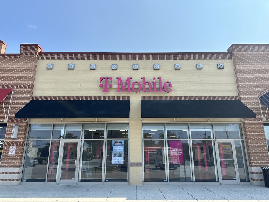 Exterior photo of T-Mobile Store at York Rd & Cranbrook Rd, Cockeysville, MD