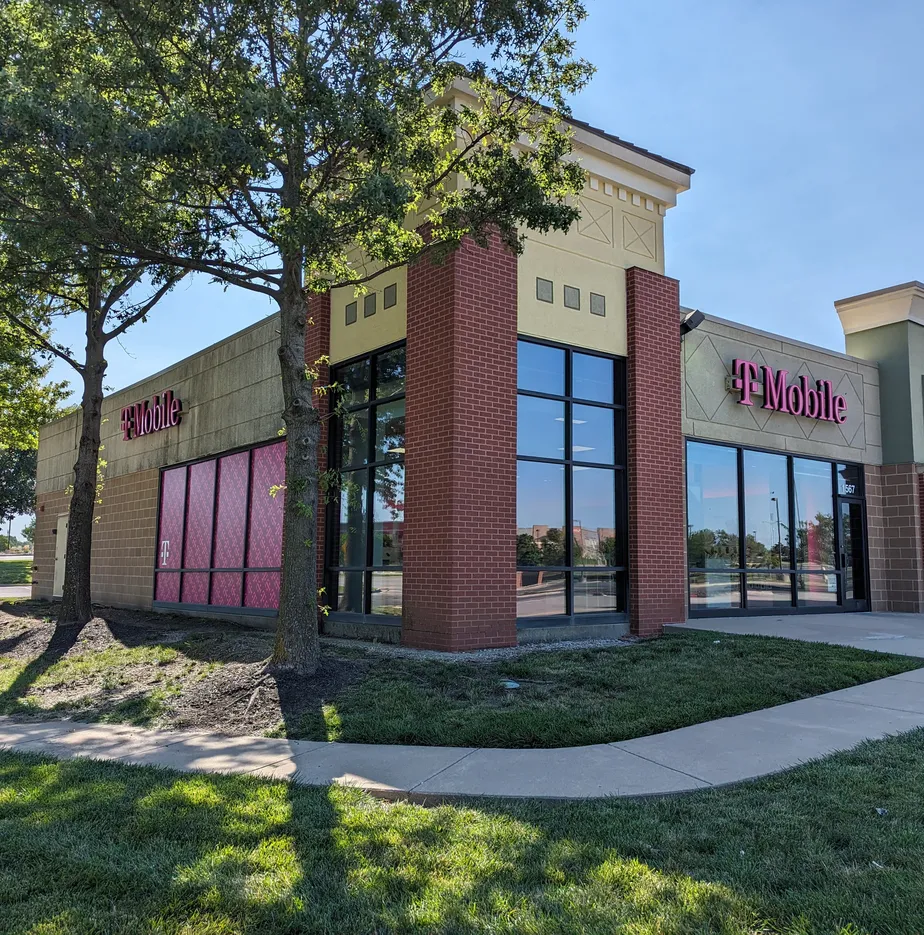 Exterior photo of T-Mobile Store at Douglas & Mulberry, Lees Summit, MO