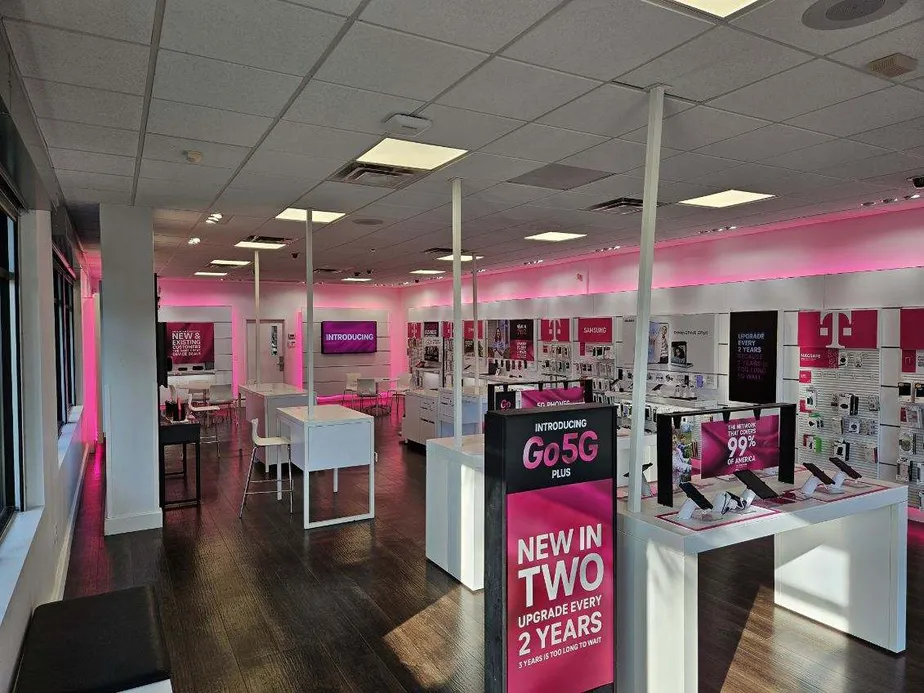 Foto del interior de la tienda T-Mobile en Sayebrook West, Myrtle Beach, SC