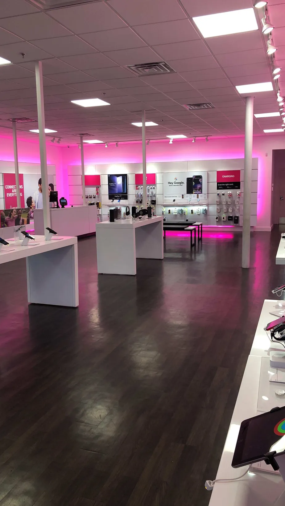 Foto del interior de la tienda T-Mobile en Cascade Ave SW & Donnelly Ave SW, Atlanta, GA