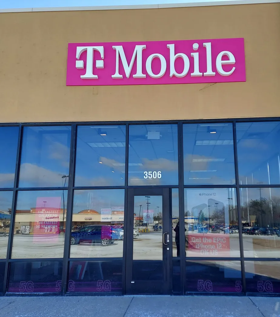 Exterior photo of T-Mobile Store at Court & Commercial-Pekin, Pekin, IL