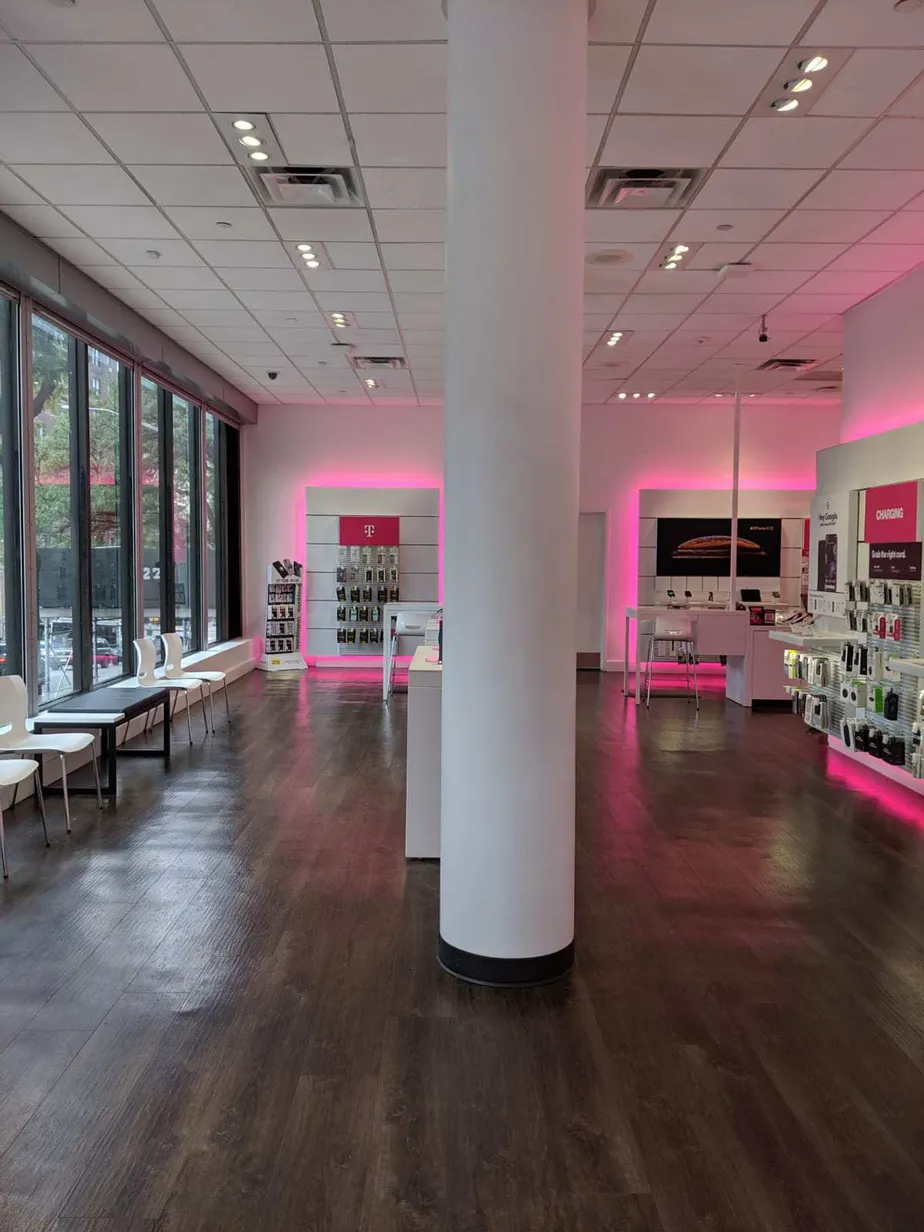 Foto del interior de la tienda T-Mobile en Broadway & 96th St, New York, NY