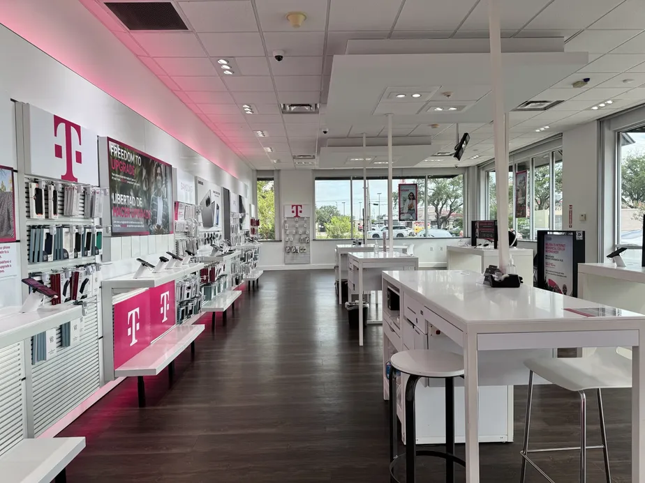  Interior photo of T-Mobile Store at Bellaire & Bissonet, Bellaire, TX 