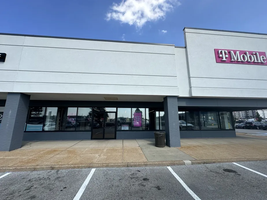 Exterior photo of T-Mobile Store at Sunset Hills Plaza, Saint Louis, MO