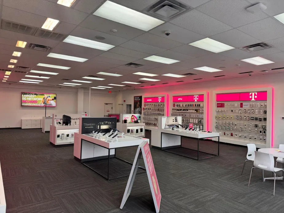 Foto del interior de la tienda T-Mobile en 19th St & University Ave, Lubbock, TX