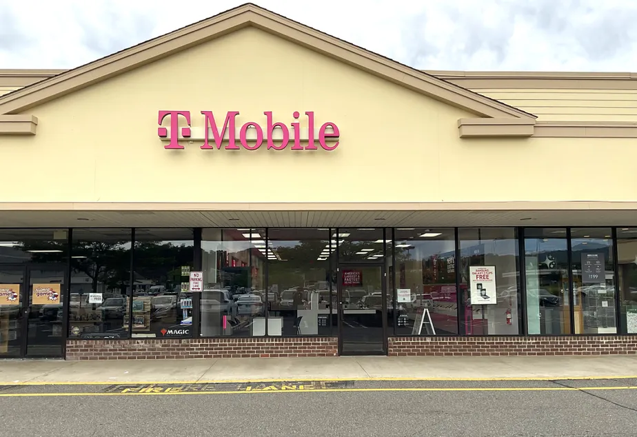 Exterior photo of T-Mobile Store at New Milford Shopping Plaza, New Milford, CT