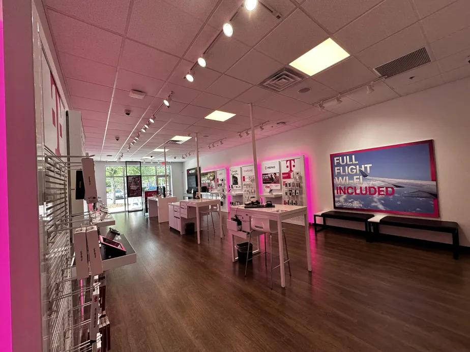 Foto del interior de la tienda T-Mobile en Newberry & 140th, Newberry, FL