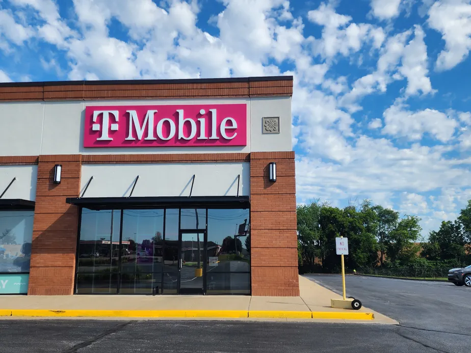 Exterior photo of T-Mobile Store at Campbell & Walton, Bowling Green, KY