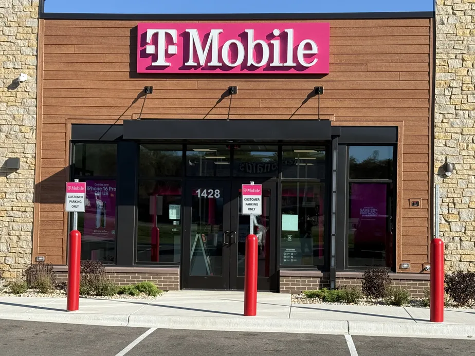  Exterior photo of T-Mobile Store at US-51 & Kings Lynn, Stoughton, WI 