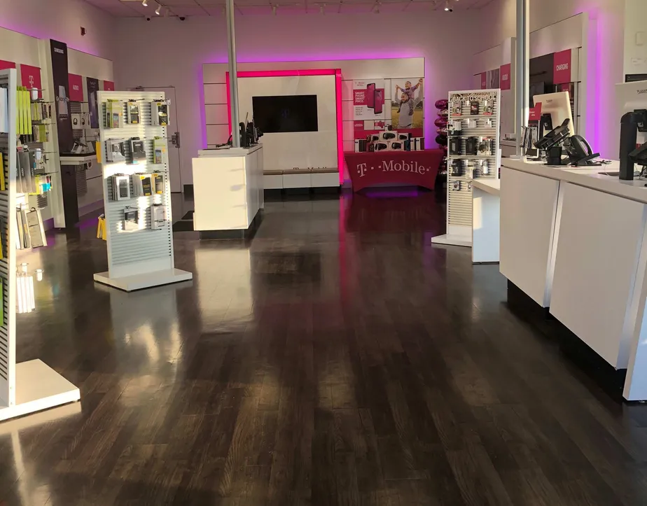 Foto del interior de la tienda T-Mobile en 6 Mile & Middlebelt Rd, Livonia, MI