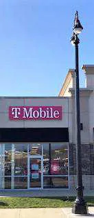 Foto del exterior de la tienda T-Mobile en Tommy Henrich Dr Nw & Federal Ave Nw, Massillon, OH