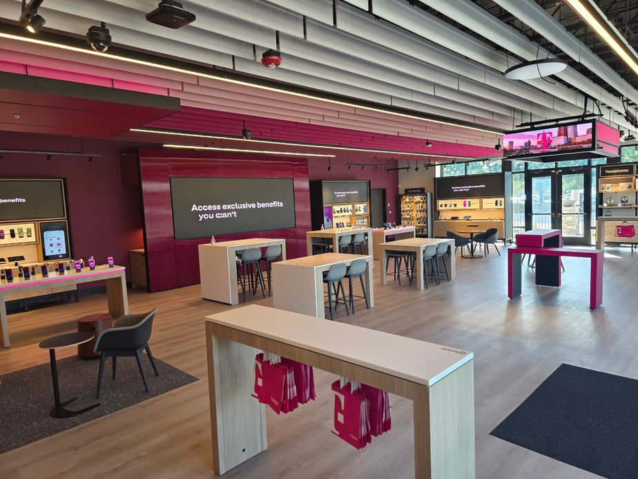  Interior photo of T-Mobile Store at Polaris Towne Center, Columbus, OH 