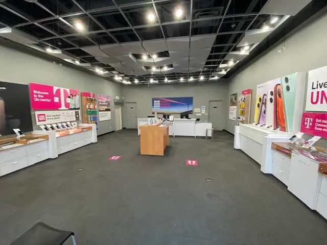 Foto del interior de la tienda T-Mobile en W Stetson Ave & S Sanderson Ave, Hemet, CA