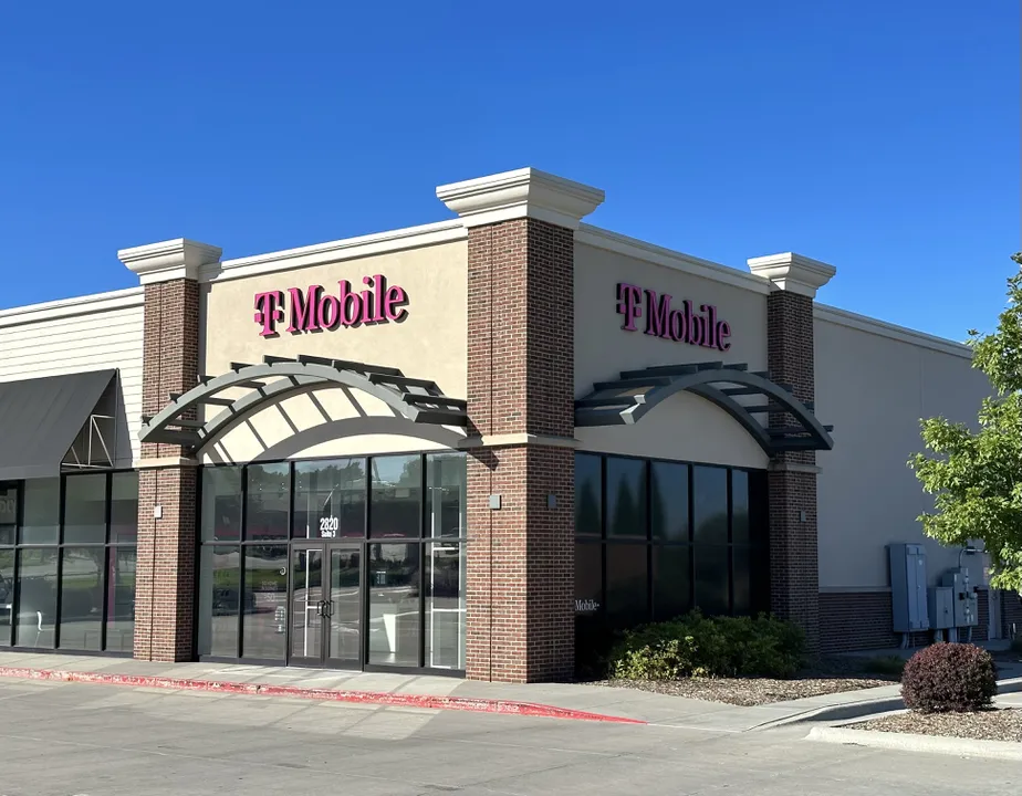  Exterior photo of T-Mobile Store at Pine Lake Rd & S 27th St, Lincoln, NE 