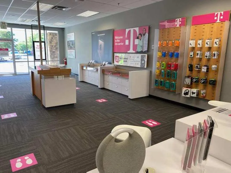Foto del interior de la tienda T-Mobile en Denver Ave & E Eisenhower Blvd, Loveland, CO