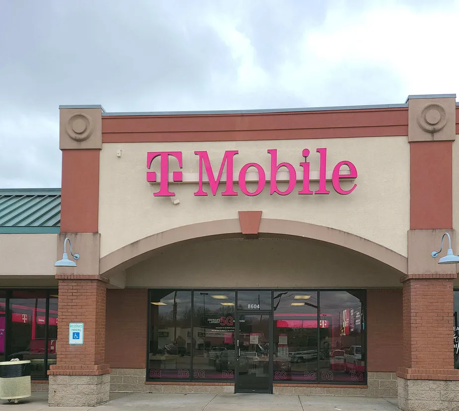 Foto del exterior de la tienda T-Mobile en Rogers Ave & Phoenix Ave, Fort Smith, AR
