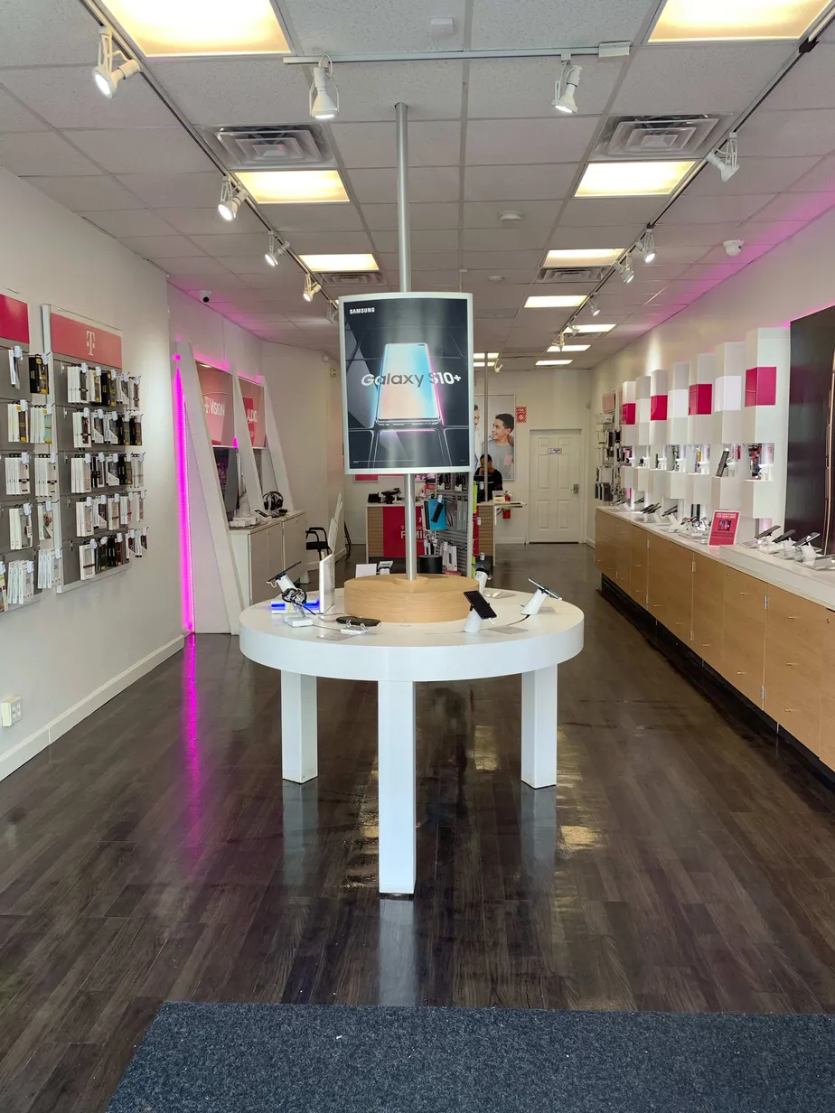 Foto del interior de la tienda T-Mobile en Main St & S Division St, New Rochelle, NY