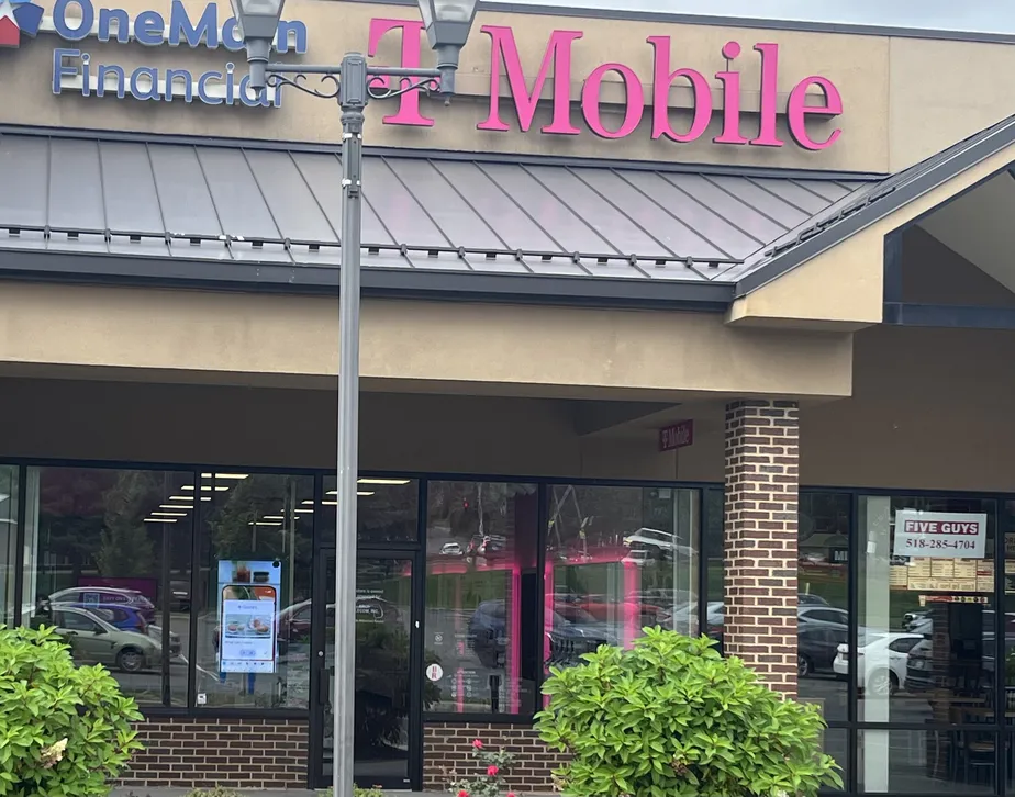  Exterior photo of T-Mobile Store at Greenbush Commons, Rensselaer, NY 