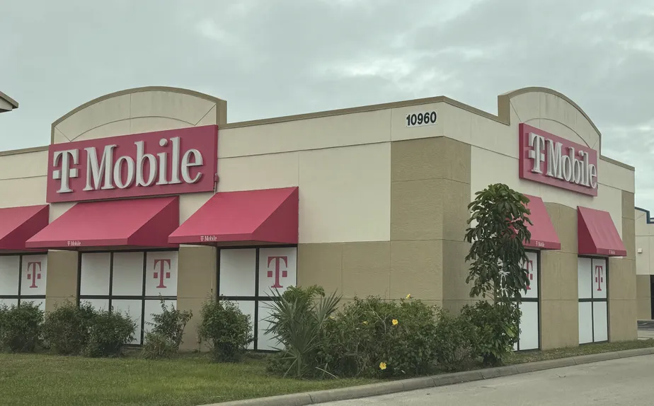  Exterior photo of T-Mobile Store at S Cleveland Ave & Dana Dr, Fort Myers, FL 