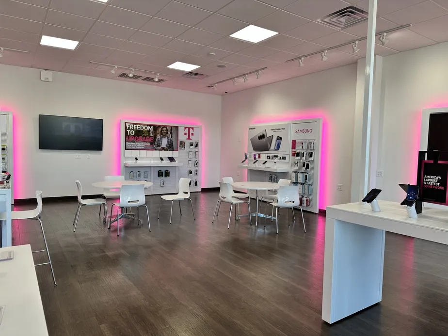  Interior photo of T-Mobile Store at Martindale Plaza, Ozark, AL 