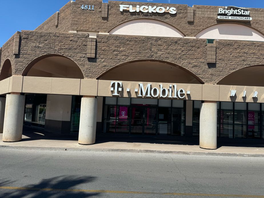 Exterior photo of T-Mobile Store at Grant & Swan, Tucson, AZ