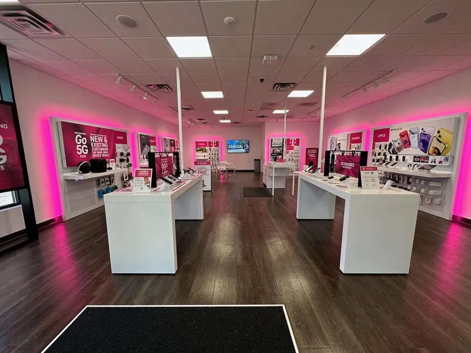 Foto del interior de la tienda T-Mobile en Tittabawassee Rd & Fortune Blvd, Saginaw, MI