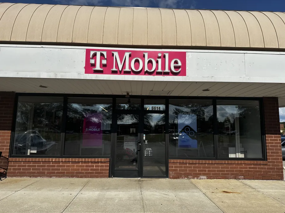  Exterior photo of T-Mobile Store at Sawmill Rd & Federated Blvd, Columbus, OH 